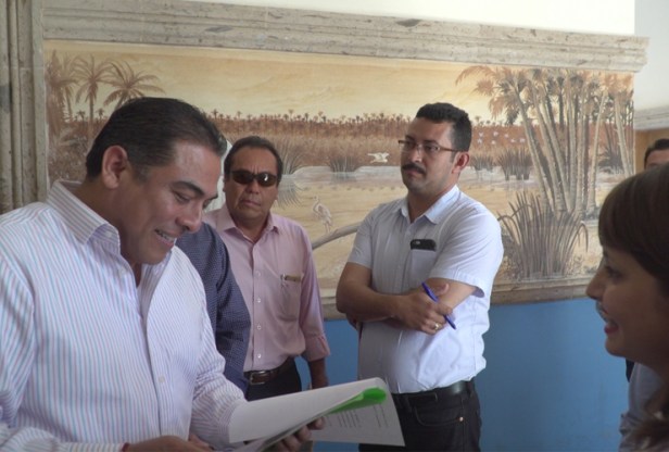 1-ALCALDE-BRINDA-APOYO-A-ESTUDIANTES-DE-ITES-LOS-CABOS