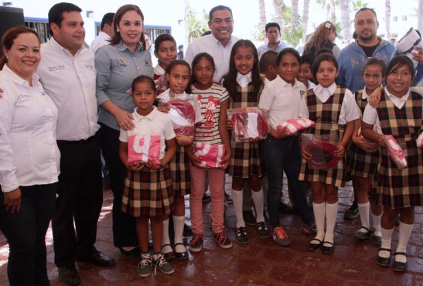 1-ALCALDE-ENTREGA-APOYOS-A-TRAV´ES-DE-ATENCION-CIUDADANA