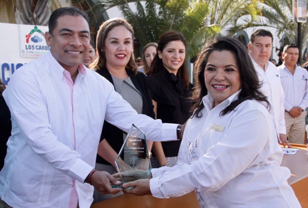 1-ALCALDE-ENTREGA-PREMIO-DE-IGUALDAD-2017