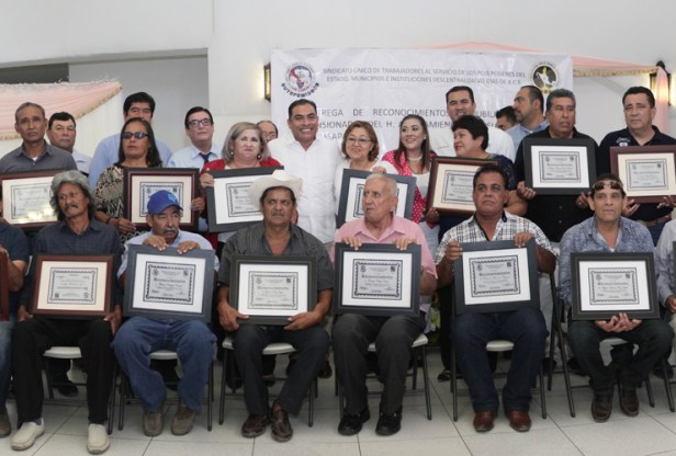 1-ALCALDE-ENTREGA-RECONOCIMIENTO-A-JUBILADOS