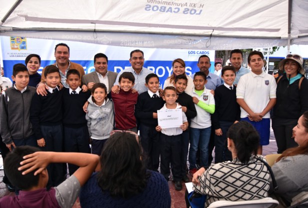 1-ALCALDE-ENTREGA-ESTIMULOS-EDUCATIVOS-Y-DEPORTIVOS