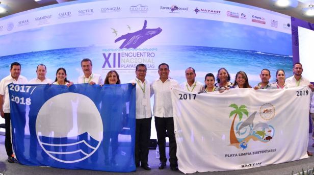 RECIBE ALCALDE ARTURO DE LA ROSA 4 NUEVAS BANDERAS BLUE FLAG PARA LOS CABOS.jpg