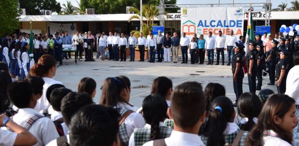 RECONOCEN ALUMNOS, MENTORES Y PADRES DE FAMILIA PROGRAMA “ALCALDE EN TU ESCUELA”.jpg
