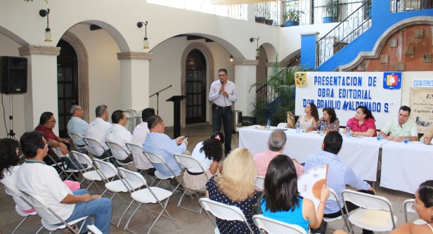 FIRMAN CONVENIO DE COLABORACIÓN ASOCIACIÓN CIVIL DE ESCRITORES SUDCALIFORNIANOS Y APEITES.jpg