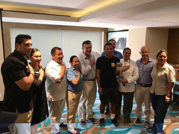 HOTEL HYATT ZYVA ENTREGÓ AL GOBIERNO MUNICIPAL UN TRANSMISOR SATELITAL PARA SEGUIMIENTO DE TORTUGAS MARINAS