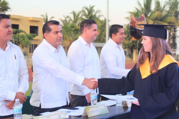 LOS TIEMPOS EXIGEN QUE LOS JÓVENES SE PREPAREN MEJOR ACADÉMICAMENTE LAGR