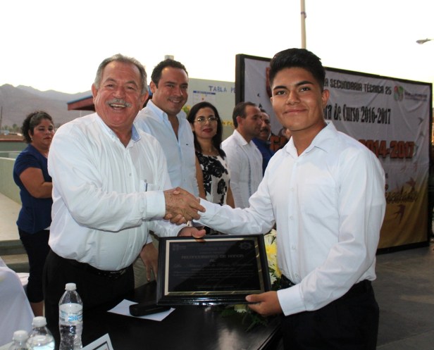 RECONOCEN LOS EGRESADOS DE LA SECUNDARIA TÉCNICA NO. 25 GENERACIÓN 2014-2017 EL APOYO DEL ALCALDE.jpg