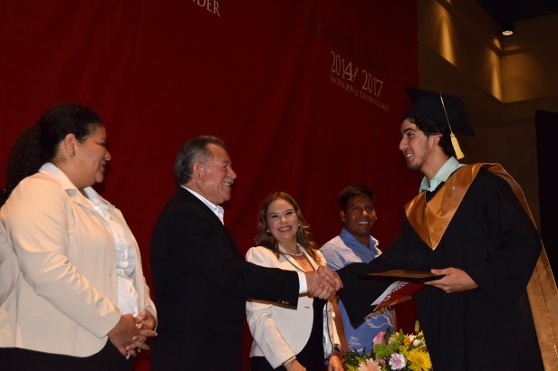 XII AYUNTAMIENTO DE LOS CABOS RECONOCE AVANCES EDUCATIVOS A NUEVA GENERACIÓN DE PREPARATORIA UGC .JPG