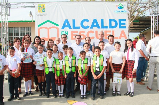 01 AGRADECEN ESTUDIANTES DE LA PRIMARIA RAMÓN GREEN ÁLVAREZ AL ALCALDE POR DIGNIFICAR SU ESCUELA.jpg