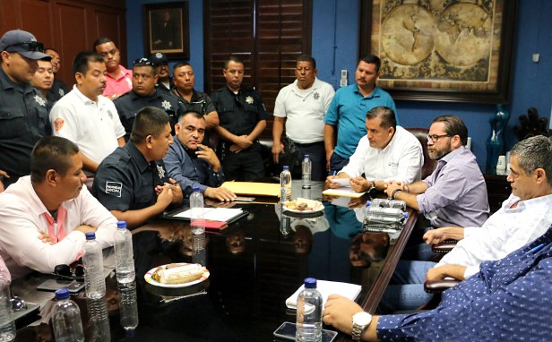 02 GOBIERNO MUNICIPAL DA SEGUIMIENTO CON MESA DE DIÁLOGO A CASOS DE POLICÍAS NO ACREDITADOS POR EXÁMENES .JPG