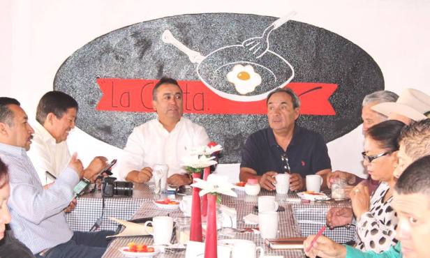 01.- Alcalde Francisco Pelayo sostiene encuentro con trabajadores de medios de comunicación,  con motivo del II informe de labores a realizar el próximo sábado..jpg