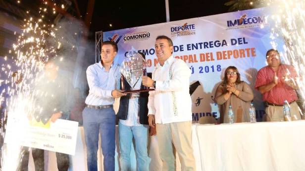 02.-Alcalde Francisco Pelayo entrega el Premio Municipal del deporte al Campeón Mundial de tiro con Arco Antonio Hidalgo Ibarra.