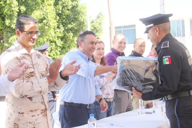 03.-Acompañado de su esposa Sra. Marbella y representantes de corporaciones policíacas, alcalde Francisco Pelayo entrega uniformes y equipo a Seguridad Pública Mpal..JPG