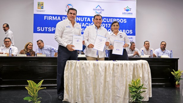 01 CUMPLE ALCALDE, AL FIRMAR MINUTA DE ACUERDOS CON SINDICATO DE BURÓCRATAS.JPG