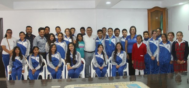 02.- Alcalde Francisco Pelayo sostiene encuentro con alumnos y directivos de Sec. Técnica 4 de San Carlos, a quienes felicita por haber obtenido 1er. lugar Nacional en Expo Ciencia..JPG