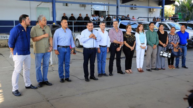 02 PRESENTAN AL CAPITÁN JUAN JOSÉ ZAMORANO MARTÍNEZ, ENCARGADO DE DESPACHO