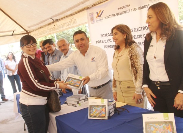03.- Alcalde Francisco Pelayo realiza entrega segunda etapa  de tabletas electrónicas a estudiantes destacados de Primaria, secundaria y Bachillerato..JPG