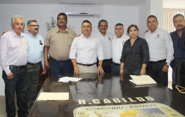 04.- Luego de firma del pliego petitorio, aclalde de Comondú con sus principales colaboradores y dirigentes de burócratas del Estado..JPG