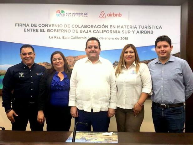 01.- En rep. del Ayuntamiento de Comondú, el director de turismo Lic. Miguel U. Cota atestiguo la firma del memorandum de entendimiento entre el Gob. de BCS con AirBnB.jpg