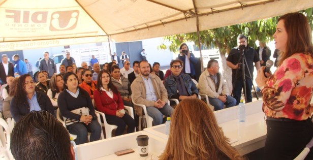 05.- La Presidenta de DIF Municipal Sra. Marbella Robles, dijo que la institución que representa aiende a familias  vulnerable,s durante el acto de entrega d apoyos por parte de SEDIF y protección.JPG