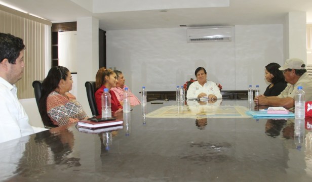01.- Al sostener encuentro con comité del Festival e la Ballena y Delegado de Pto. San Carlos, alcalde Humberto Gutiérrez refrenda su compromiso con esa comunidad..JPG