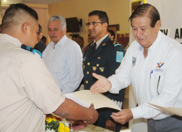 03.- En el marco del festejo del 105 aniversario del eército Mexicano, alcalde Humberto Gutiérrez entrega recnocimientos a personal militar..JPG