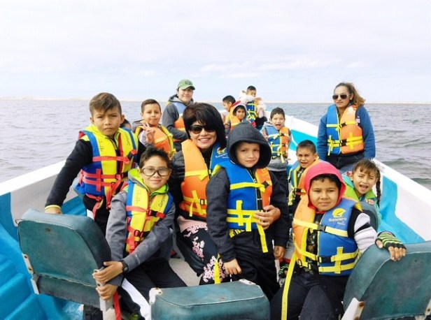 03.- La presidenta de DIF Laura Selene Gutiérrez conviviendo con los niños de esc. Primaria Plutarco Elías Calles de Cd. Insurgentes..jpg