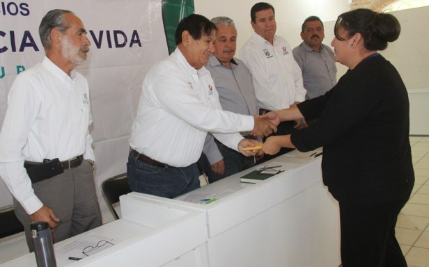 04.- Alcalde Humberto Gutiérrez encabeza entrega de apoyos del programa Asistencia de Vida, en beneficio de 252 persona en Comondú..JPG