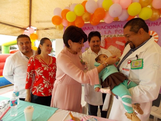 05.-La presidenta de DIF Municipal Laura Selene Gutierrez Amaya aplico la primera dosis de vacacunacion contra la poliomelitis, dando arranque a la semana nacional de salud..jpg