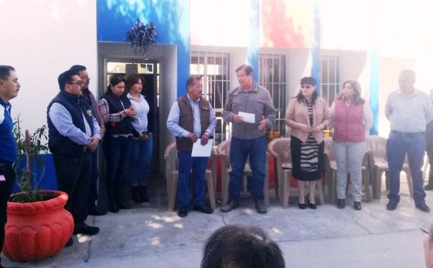 03.-Acompañado del Cabildo y funcionarios Municipales, alcalde Humberto Gutiérrez da posesión a Adrían Martínez como Delegado Municipal de Pto. San Carlos..JPG