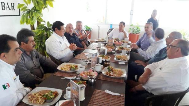 05.-Durante encuentro con Grupo Madrugadores de Comondú, alcalde Humberto Gutiérrez intercambia experiencias y contesta inquietudes de los integrantes.