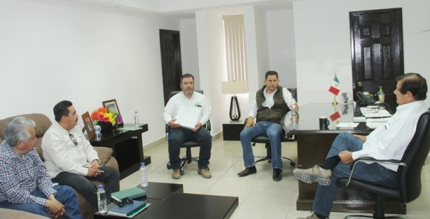 01.- Durante encuentro con directivos de CFE alcalde Humberto Gutiérrez manifiesta su interés por llevar energía eléctrica  a familias que no cuenta con ese servicio..jpg