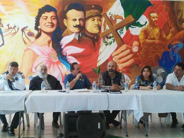 01.- El regidor Placido López encabeza reunión para la organización del desfile del Día del Trabajo.