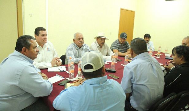 01.- En representación del alcalde Humberto Gutiérrez, el Sec. de Desarrollo Adrían Cordero asiste a reunión de organización para temporada de amleja catarina.