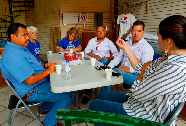 02 ATIENDE DELEGADO DE CSL ENCUENTRO CON COMERCIANTES..jpg