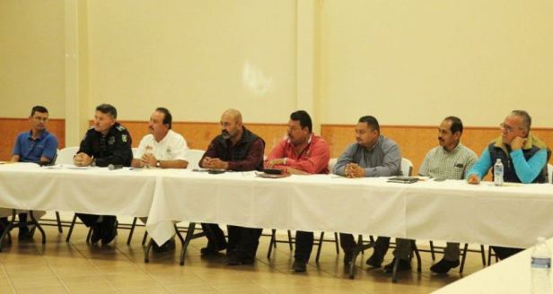 02.-En representación de alcalde Humberto Gutiérrez Briseño, regidor Placido López encabeza reunión paa organizar desfile del Día del trabajo.