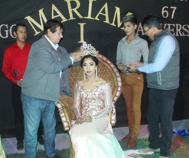 01.- Alcalde Humberto Gutiérrez Briseño corona a Mariam I como reina de las fiestas del 67 aniversario de fundación de Villa Hidalgo.