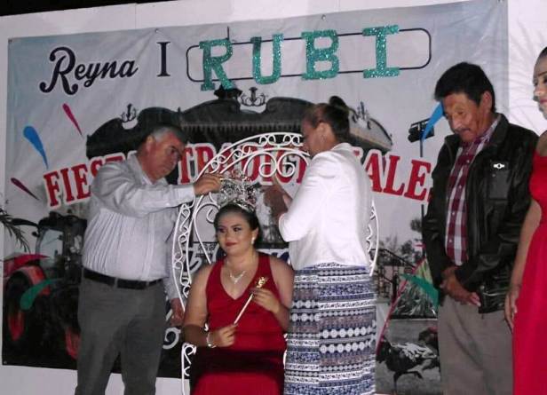 01.- En representación de alcalde Humberto Gutiérrez, el Director de Recursos Humanos, Samuel Ontiveros, corona a Rubí I como reina de fiestas de Ignacio Zaragoza.