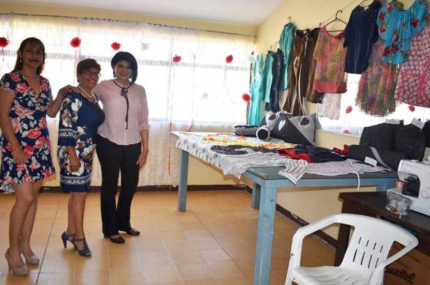 01.-La Presidenta del DIF, Laura Selenena Gutiérrez encabeza clausura de curso e corte y confección en DIF de Cd. Insurgentes., donde se exponen trabajos por parte de participantes.