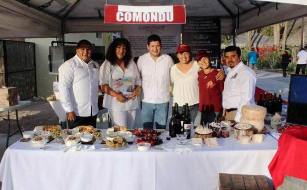 02.- Productores Comundeños con el director de Turismo, Lci. Miguel Cota en su participación en  el Festival Gastronómico “La Pazión por el Sabor”..jpg