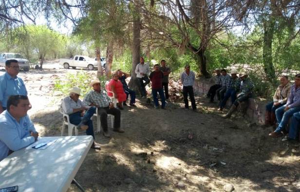 02.- Rancheros de diversas comunidades, atentos a la información de como trabaja el comité de Ganaderos Vigilantes.