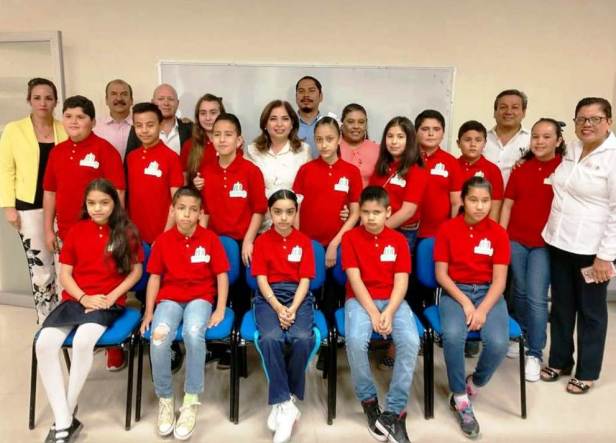 02.-Síndico Laura Chacón con autoridades educativas, con niños participantes en la segunda etapa de la Olimpiada del conocimiento Infantil 2018