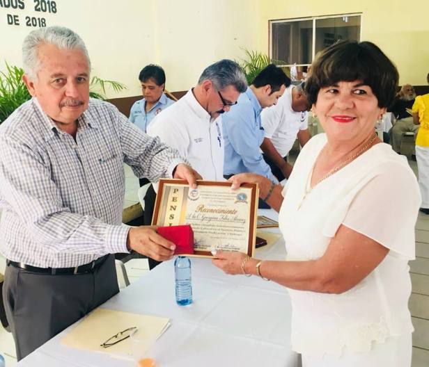 02.- Sec. Gral. Trinidad Cota Acosta entrega reconocimientos y estimulos a trabajdores que inician su etapa de pensión y jubilación.