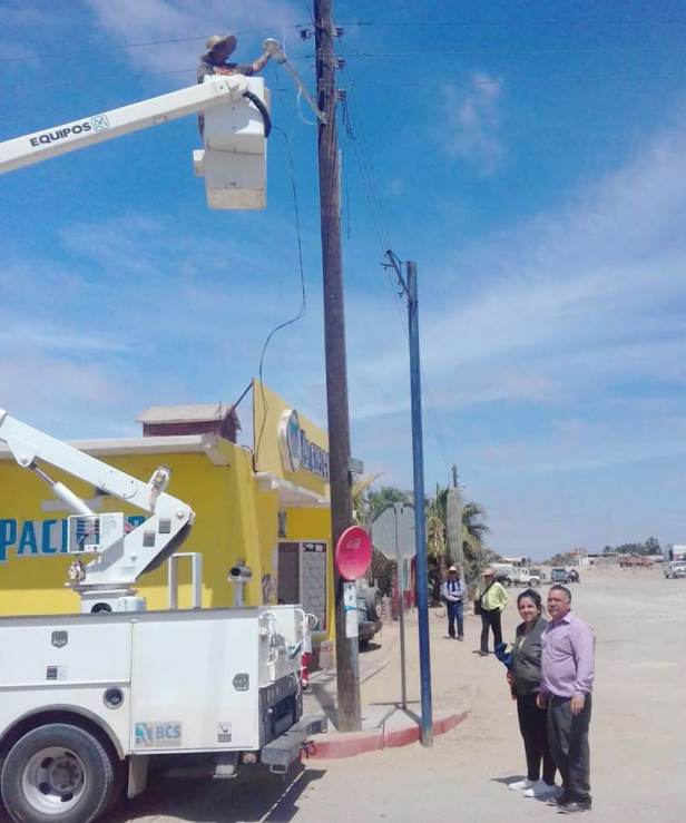 03.- Atendiendo inequietudes de habitantes de San Juanico, Ayuntamiento de Comondú lleva a cabo instalación de lámpares Leed en el alumbrado púbico, buscando alcanzar cobertura tota