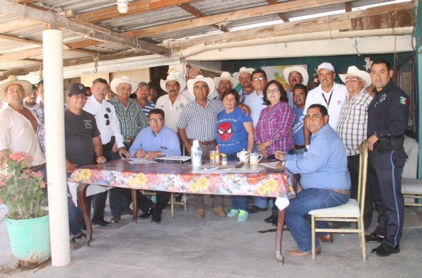 03.-CVon representación de alcalde Humberto Gutiérrez, Rodrigo Osuna encabeza integración de 1er. comité de ganadero vigilante en rancho San Agustín.