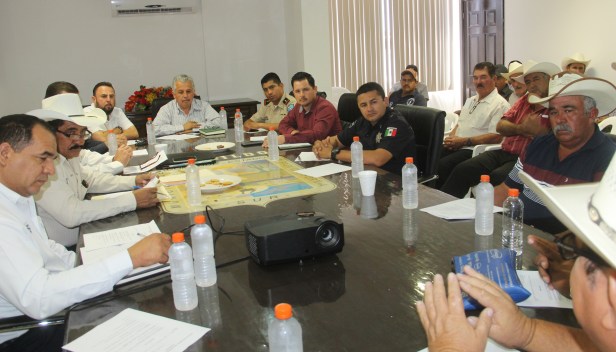 03.- Sec. Gral. del Ayuntamiento, Trinidad Cota Acosta encabeza reunión de seguimiento con sector ganadero, con la presencia de autoridades de la PGJ, ejercito Mexicano y Policía Munic