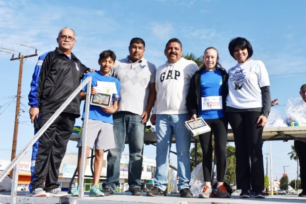 04.-Acompañada del regidor Miguel Angel Ojada y funcionarios Municipales, la presidenta de DIF entrego premios a ganadores de la carrera Presidente 2018.jpg