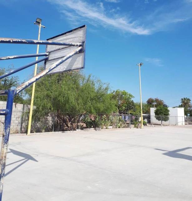 04.- Ayuntamiento de Comondú rehabilita cancha de usos multiples de col. longoria para ofrecer mejores espacios iluminados a las familias.