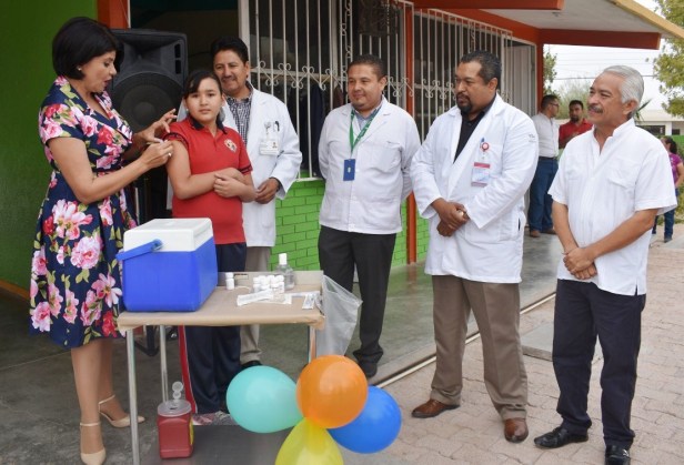 04.-La Pta. de Dif, Sra. Laura Selene Gutierrez Amaya aplicó las primeras dosis de Albendazol y PVH, al poner en marcha segunda Semana Nacional de Salud en Comondú.