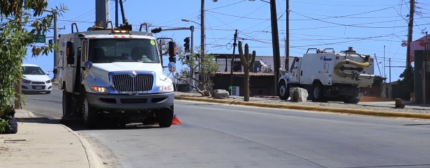 04 REALIZA SERVICIOS PÚBLICOS, CONSTANTE BARRIDO MECÁNICO DE CALLES PAVIMENTADAS